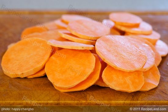 Peel the sweet potato and slice into 1/4-inch slices.