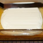 Spread the mixture evenly over the cheesecake.