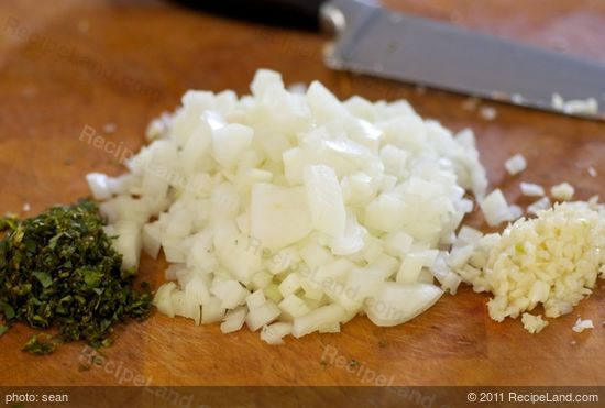Chop the onions, mince the garlic and herbs.