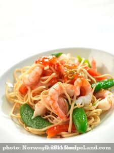 Norwegian prawns with noodles and chilli sauce 