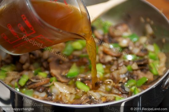 Pour the broth into the pan.