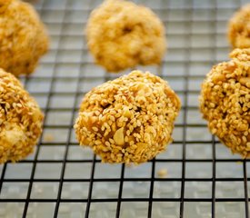 Double Peanuts and Honey Christmas Popcorn Balls with Sesame Coating