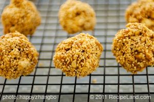 Double Peanuts and Honey Christmas Popcorn Balls with Sesame Coating