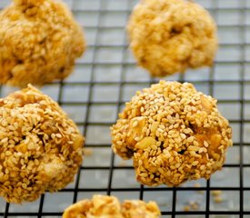 Double Peanuts and Honey Christmas Popcorn Balls with Sesame Coating