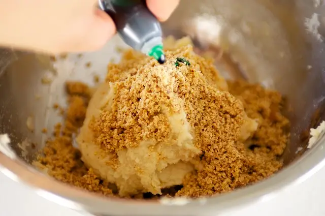 Squeeze a few drops of green food coloring.