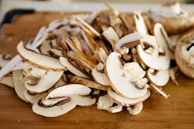 Meanwhile slice the mushrooms.