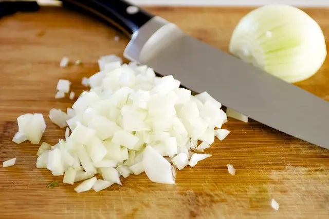 Chop up the onions.