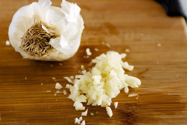 Mince the garlic.