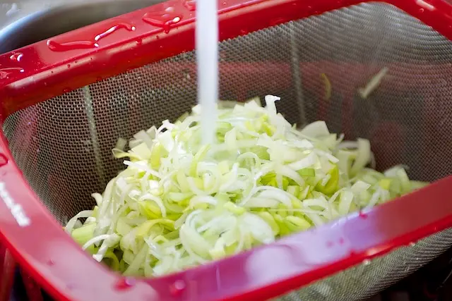 Rinse the leeks under cold water.