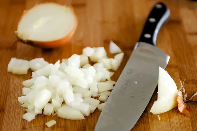 Chop up the onions.