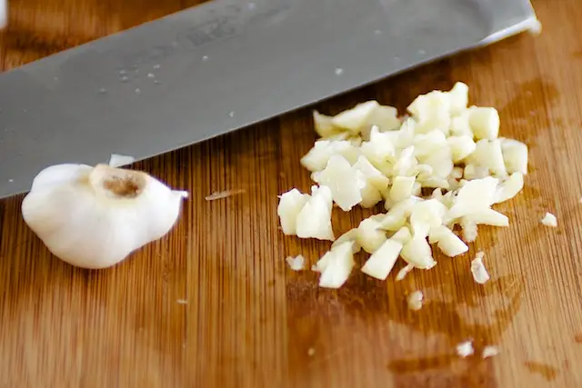 Mince or finely chop the garlic.