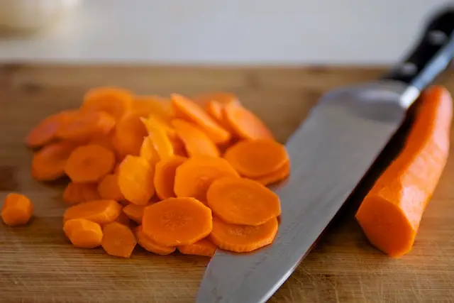 Next prepare the vegetables, start from slice the carrots.