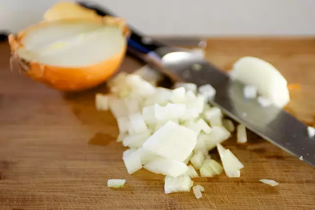 Chop up the onions.