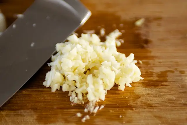 Mince the garlic.