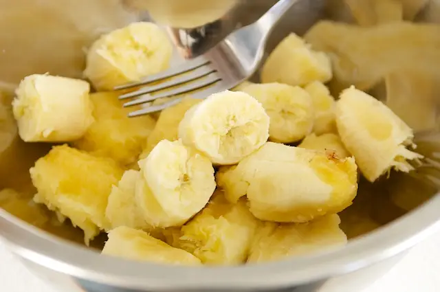 In another bowl, add the bananas.