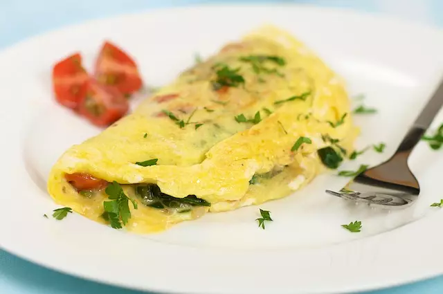 Breakfast Spinach & Tomato Cheese Omelet