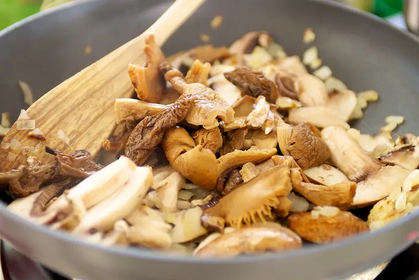 Add re-dehydrated mushrooms into cooked mushrooms.