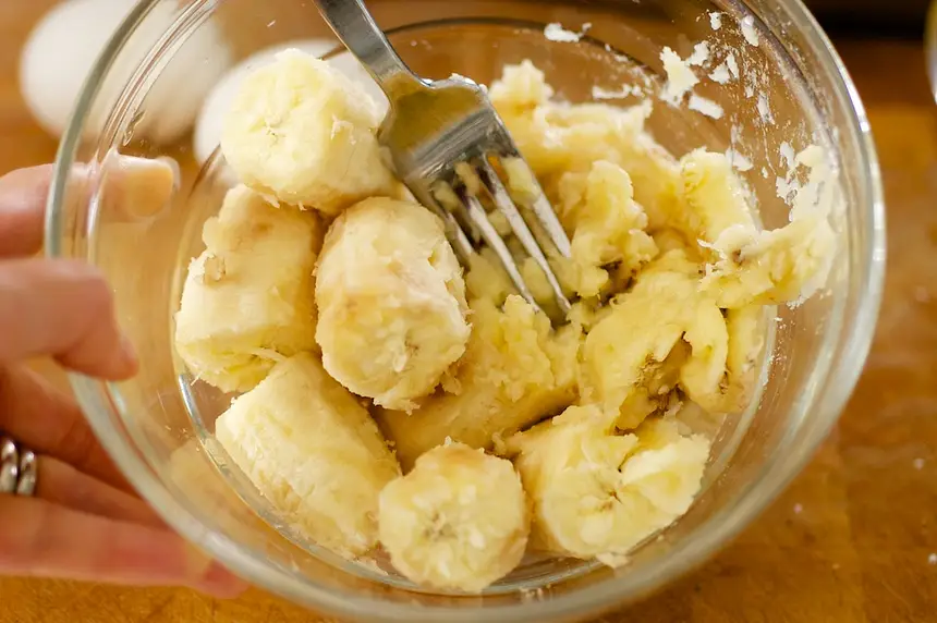 Next work on mashing the banans.
