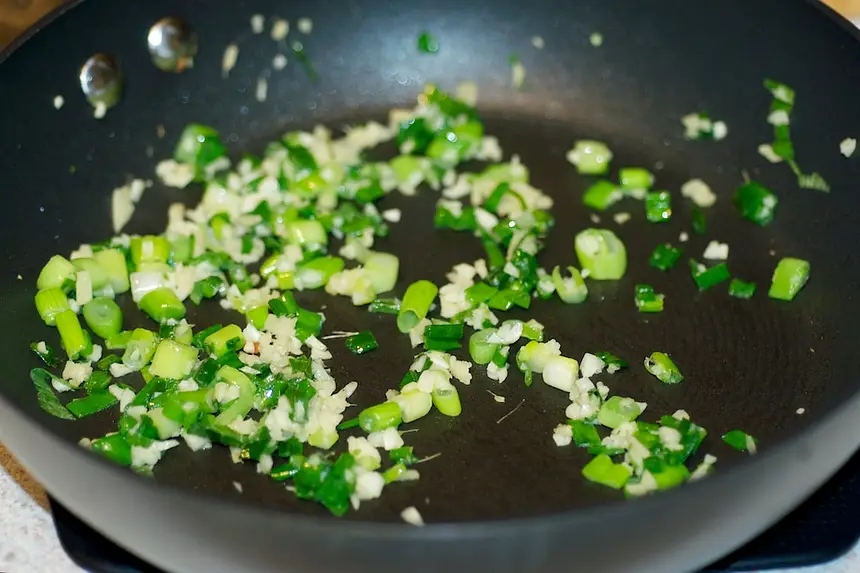 Add the remaining 1 tablespoon oil to wok or skillet, 