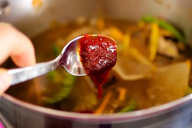 Pour the broth into the pot,