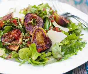 Grilled Figs Arugula Salad with Roasted Pepper Vinaigrette