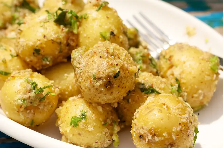 Baby Potatoes Coated with Almonds