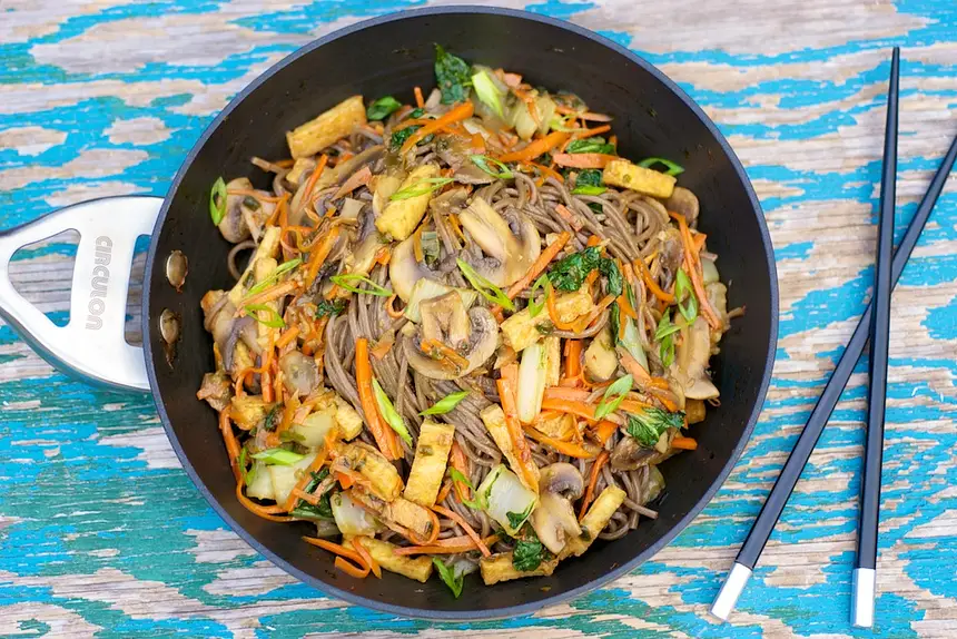 Chinese Stir-Fried Noodles with Veggies