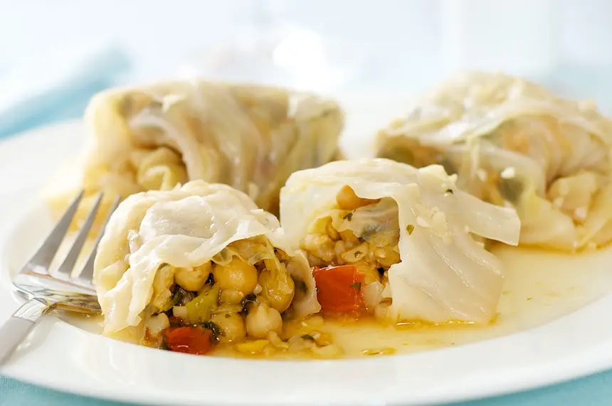 Mihshi Malfuf Bi Zayt (Meatless Cabbage Rolls)