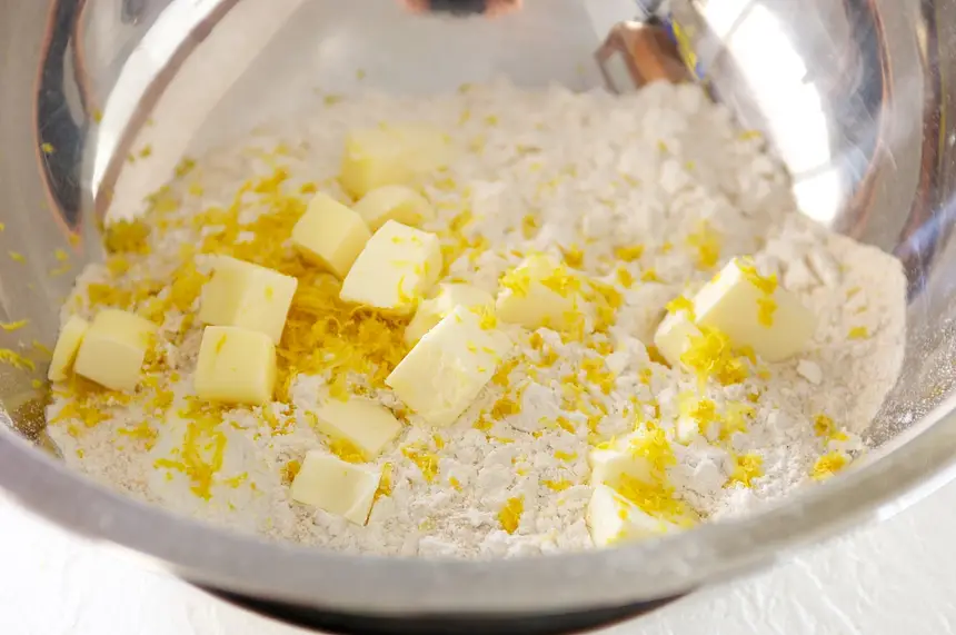 Prepare the dry ingredients. 