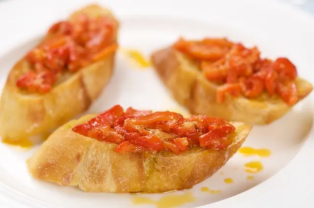 Crostini Ai Pepperoni Arrostiti (Crostini with Sweet Peppers)