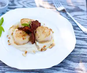 Pan Seared Scallops with Cauliflower Puree & Crispy Bacon