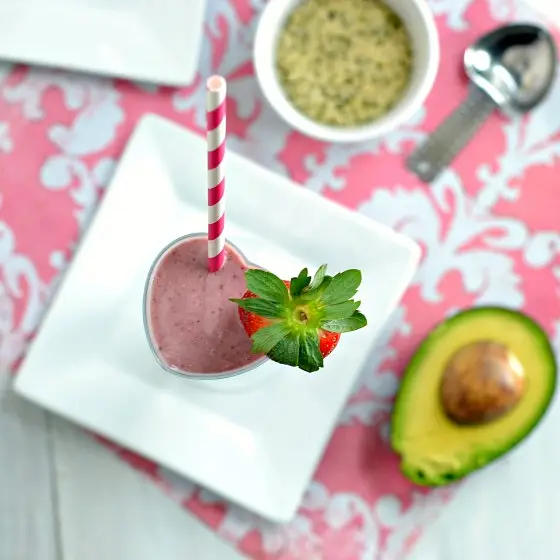 Strawberry Avacado Smoothie with Dates & Hemp Seeds