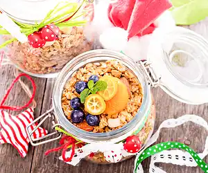 Granola With Raisins, Apples & Cinnamon