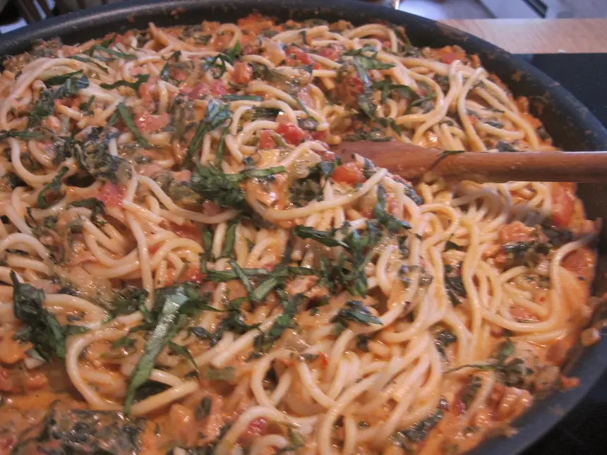 Pasta with Spinach & Tomato Cream Sauce