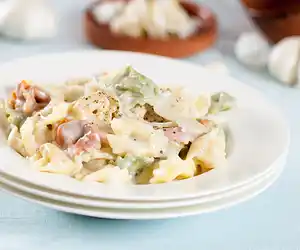 Lynn's Pasta n' Creamy Roasted Garlic Sauce