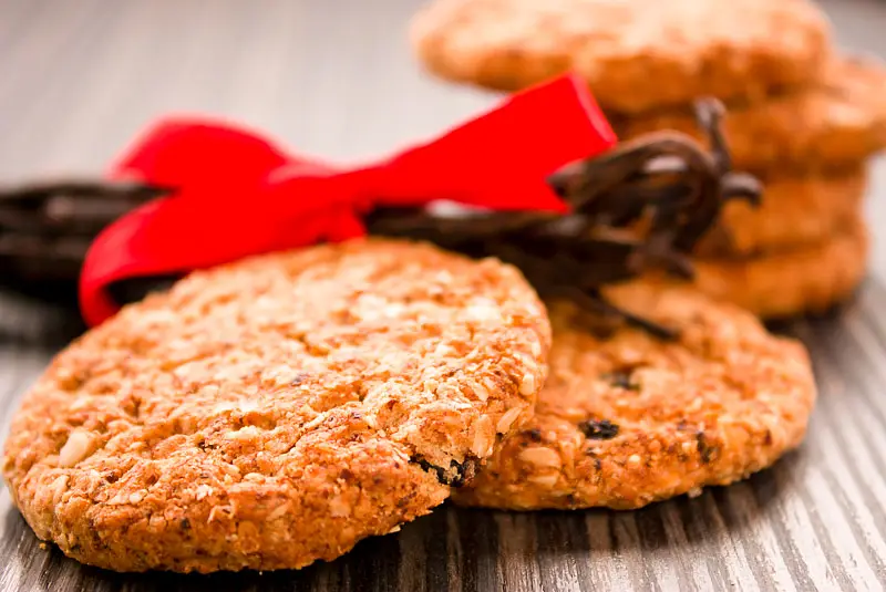 Vanilla Oatmeal Raisin Cookies 