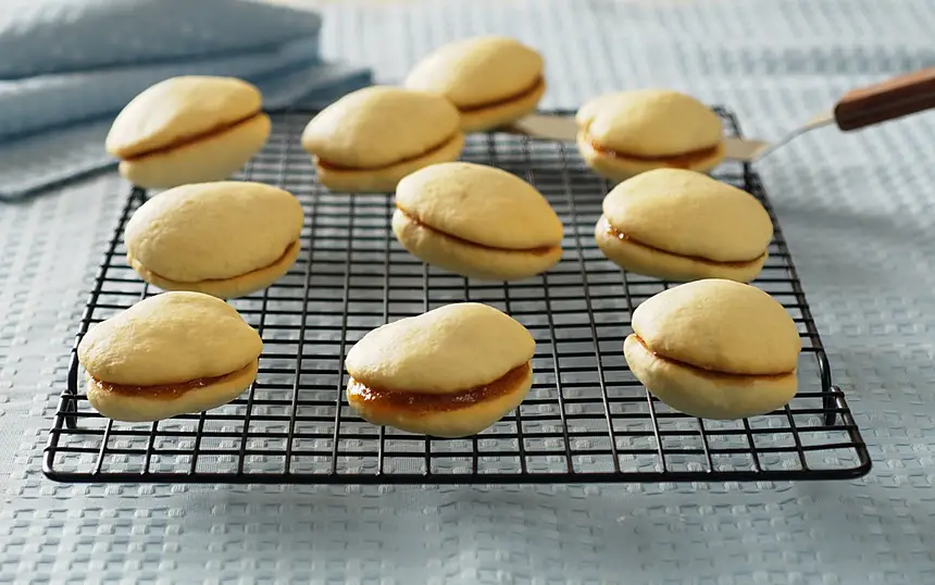 Biscota Thipla Me Marmelada  (Sandwich Cookies with Marmalade)