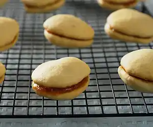 Biscota Thipla Me Marmelada  (Sandwich Cookies with Marmalade)