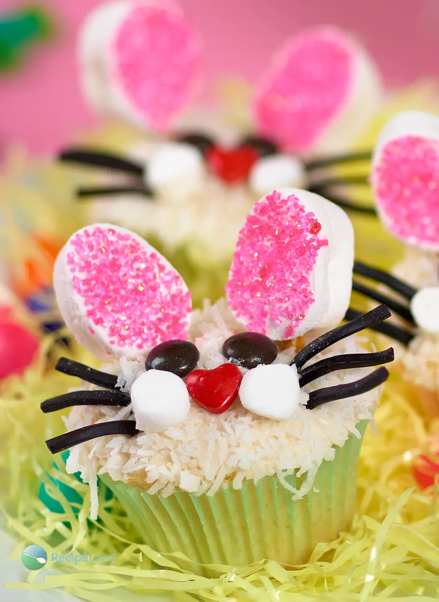 These Easter Bunny Face Cupcakes are so cute!