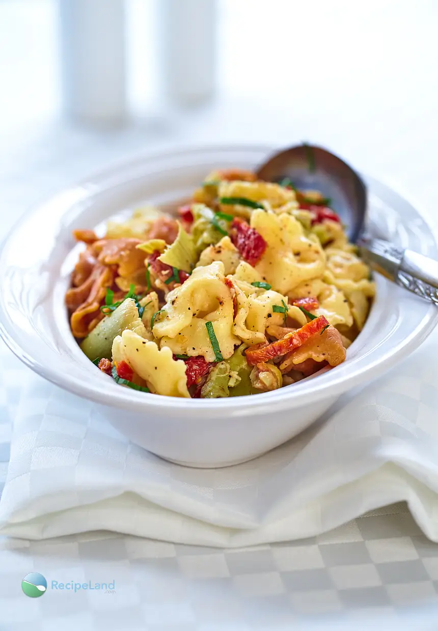 Easy Tortellini pasta salad with sundried tomatoes and artichokes.