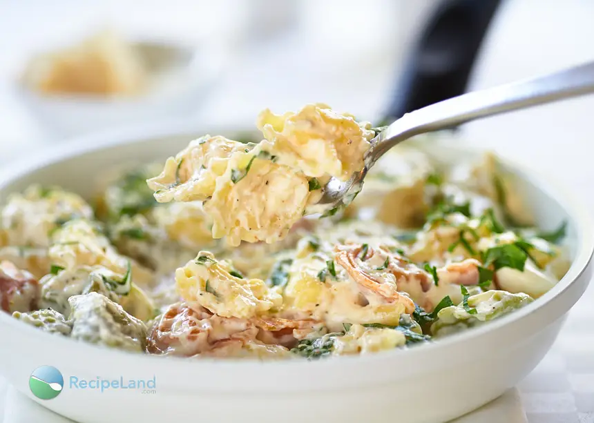 So easy, so simple, and so deliciously creamy. An easy alfredo sauce enriched with garlic coats the tortellini. Best of all, it’s ready in 20 minutes flat!