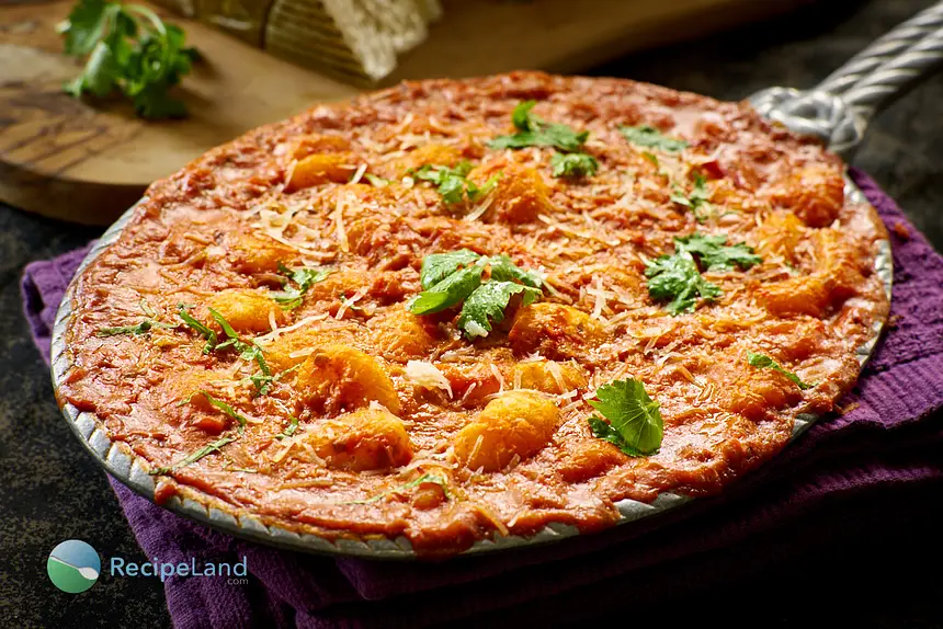 An easy “al forno” (from the oven) baked gnocchi recipe with a spicy rosé gnocchi sauce and Manchego cheese. On the table in 20 minutes, simple and delicious.