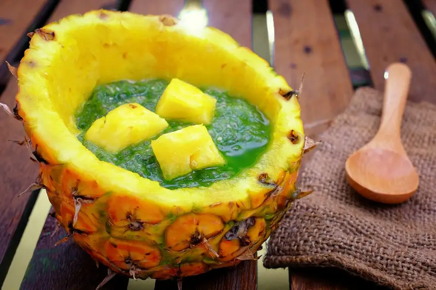Cucumber, Mint, & Pineapple Smoothie Bowl