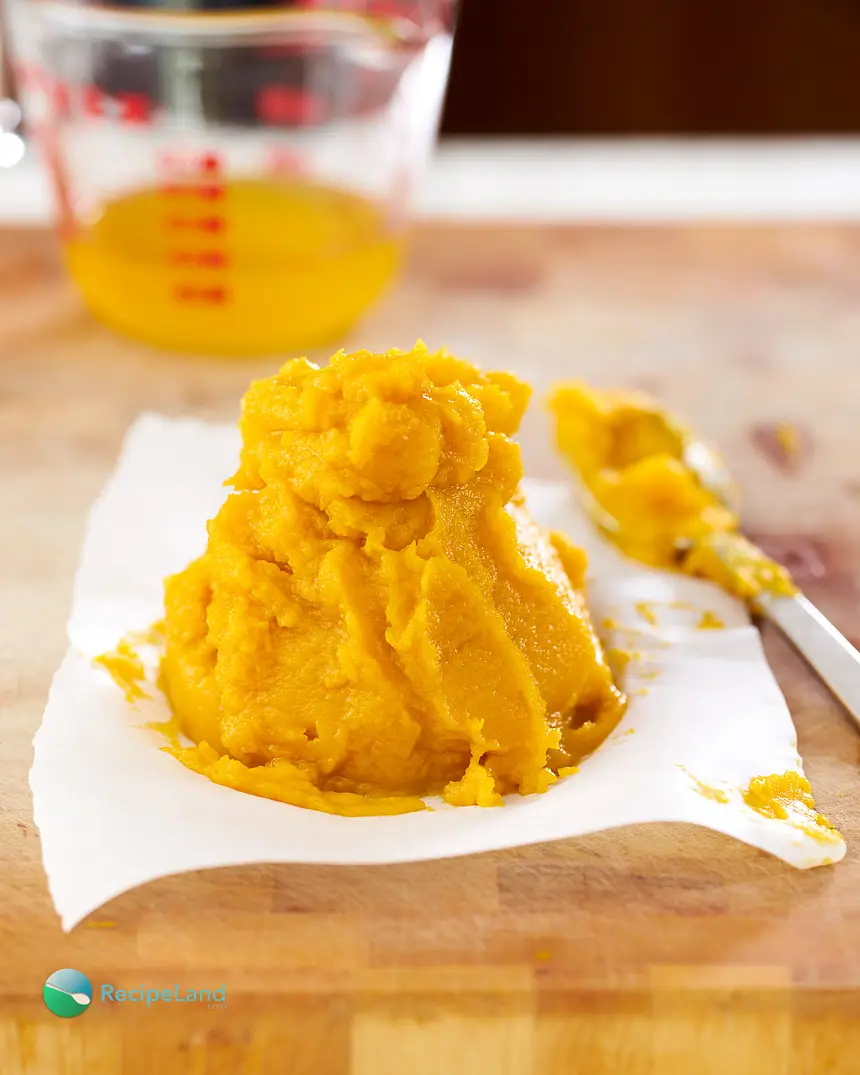 The final result, thick pumpkin puree that