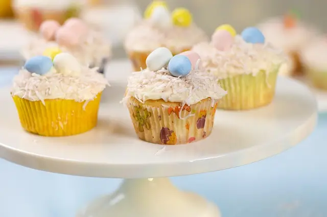 Easter Yogurt Lemon Cupcakes with Lemon Cream Cheese Frosting