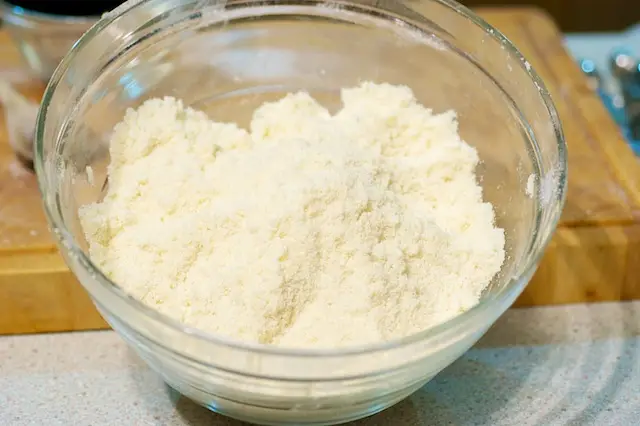 Mix the butter and <a href="/how-to/how-to-measure-flour" title="How to measure flour">flour</a> together