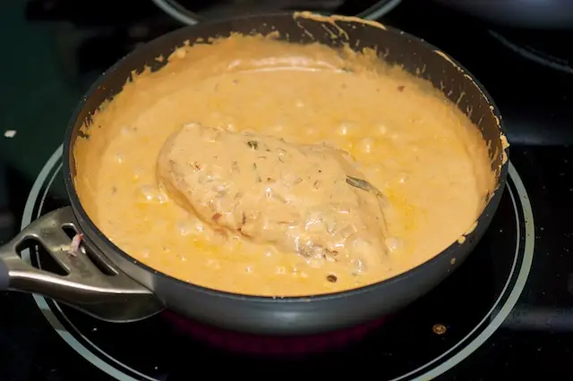 Return the chicken to the pan