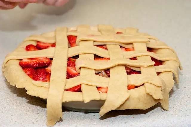 Classic Strawberry Rhubarb Pie