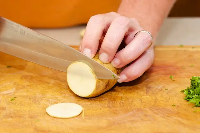 Thinly slice the potatos