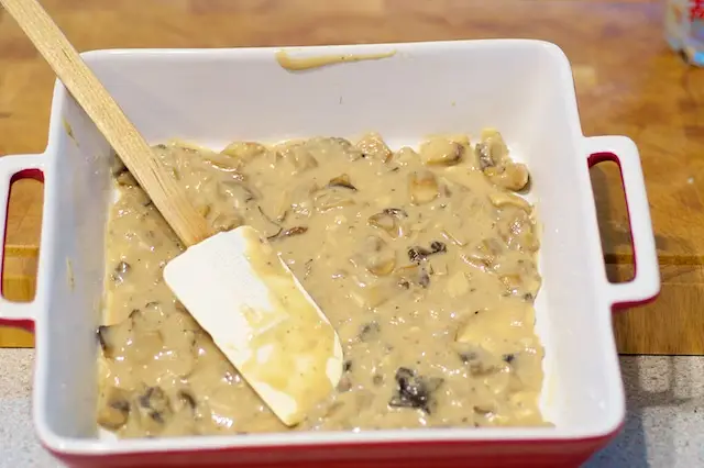 Spread the mushroom sauce evenly at the bottom of the baking dish...